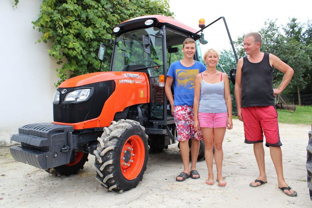 Kopia rodzina przy traktorze