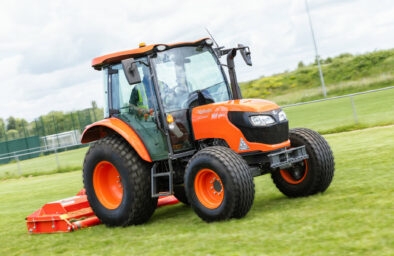 Kubota M4003 dobrze sprawdza się w praca komunalnych