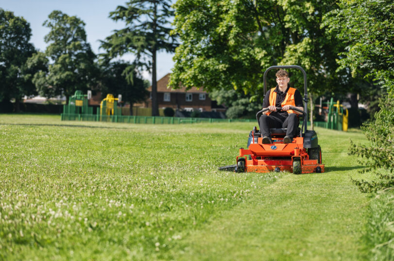 Kubota Z1-421 to maszyna o doskonałej zwrotności.